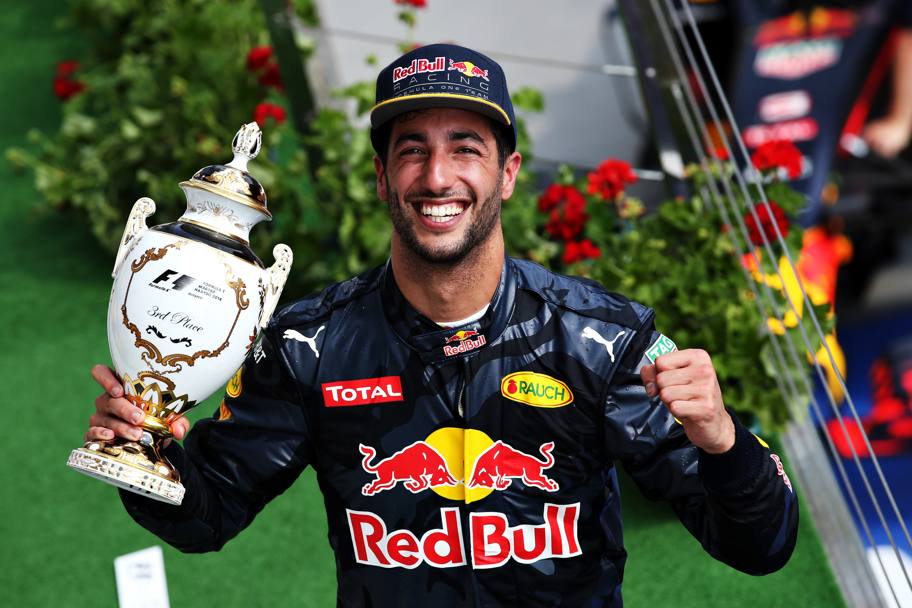 Il terzo classificato Daniel Ricciardo con il suo trofeo